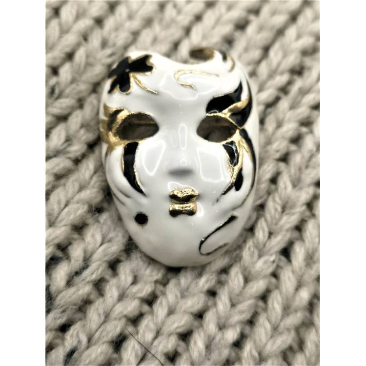 Broche visage Pierrot blanc avec dorure noire et or en cuivre