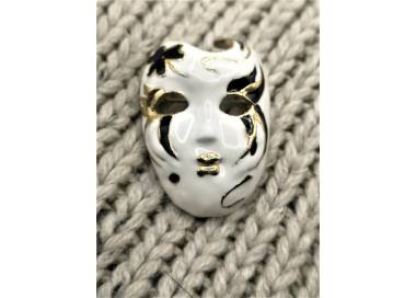 Broche visage Pierrot blanc avec dorure noire et or en cuivre
