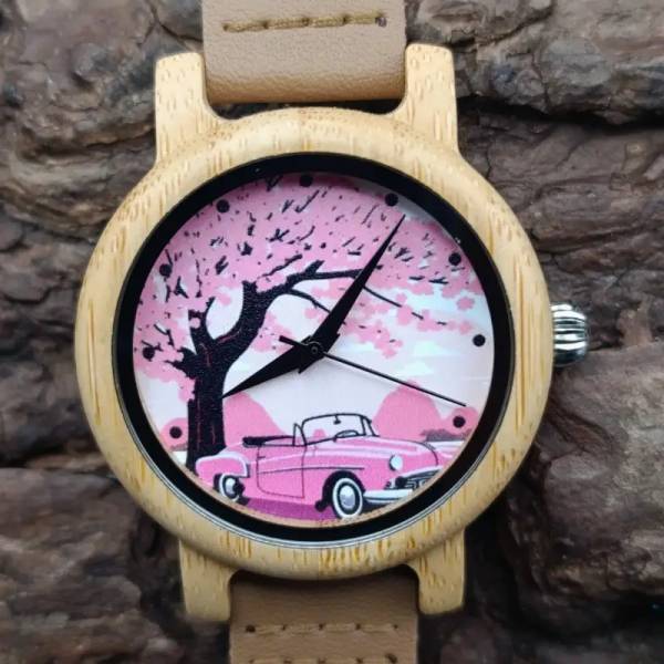 Montre en bois vintage voiture Cadillac rose posé sur une écorce d'arbre