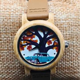 montre en bois pose sur un coussin
