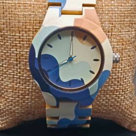 montre en bois pour femme posé sur un coussin