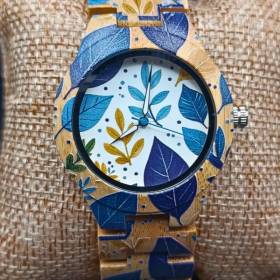 montre en bois desigual sur un coussin pour femme