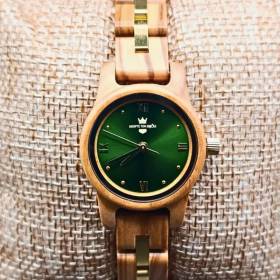 montre en bois femme ronde sur coussin