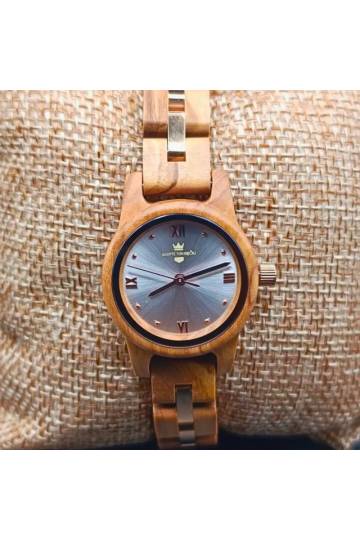 montre en bois ronde blanche posée sur un coussin