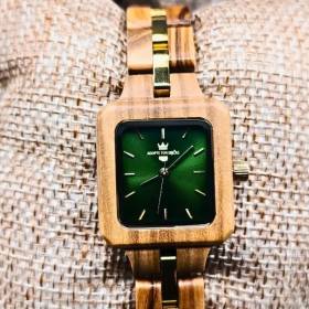 montre en bois raffiné pour femme couleur verte posé sur coussin