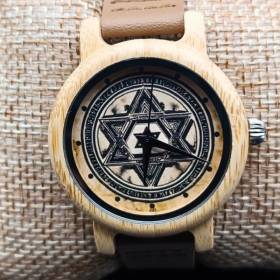 Montre en bois spirituelle triangle de Salomon posé sur un coussin