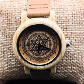 Montre en bois sceau de Salomon sur un coussin en gros plan