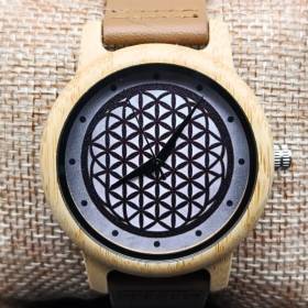 Montre en bois spirituelle fleur de vie posée sur un coussin