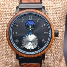 Montre en bois artisanale TIKTOK marron pour homme pose sur un coussin