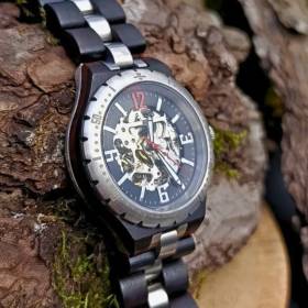 Montre artisanale en bois automatique Manège pour homme vue de profil