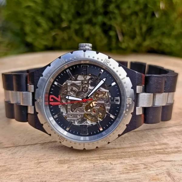 Montre artisanale en bois automatique Manège pour homme pose sur une écorce