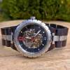 Montre artisanale en bois automatique Manège pour homme pose sur une écorce
