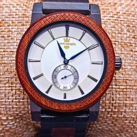 Montre en bois artisanale Ukraine marron pour homme vue de face