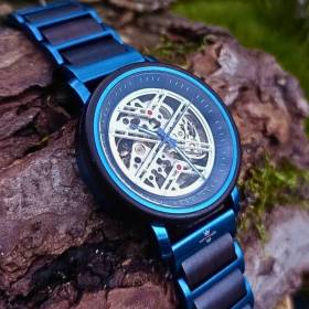 Montre en bois artisanale création unique Mbappé vu de profil