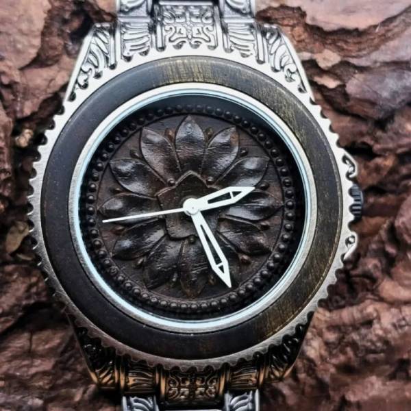 Montre en bois artisanale de luxe Marguerite gravee