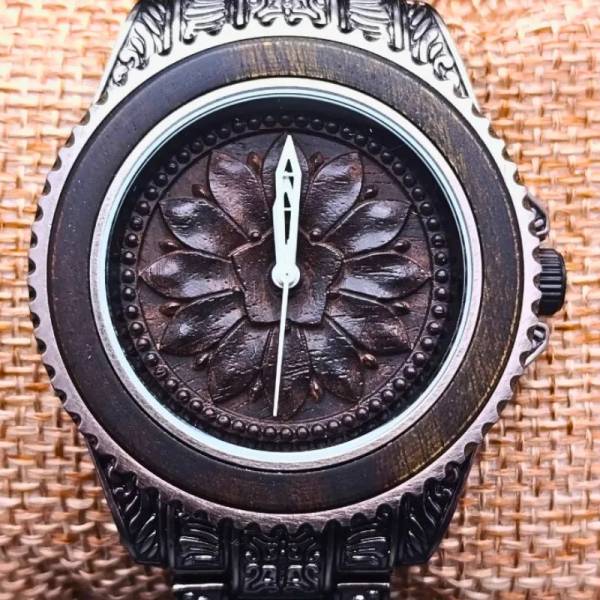 Montre en bois artisanale de luxe Marguerite gravee bijou