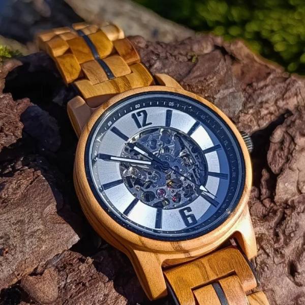 Montre en bois artisanale automatique Amour Fou bijou unique