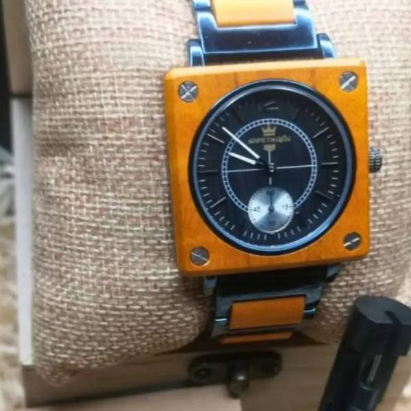 Montre en bois carrée le bastion | acier et bois miel