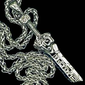 collier bijou mystique épée médiéval acier