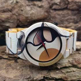 montre en bois avec un nez et une bouche sur le cadran