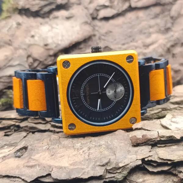 Montre en bois carrée le bastion | acier et bois miel
