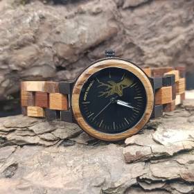 montre en bois création unique cerf avec aiguille lumineuse la nuit