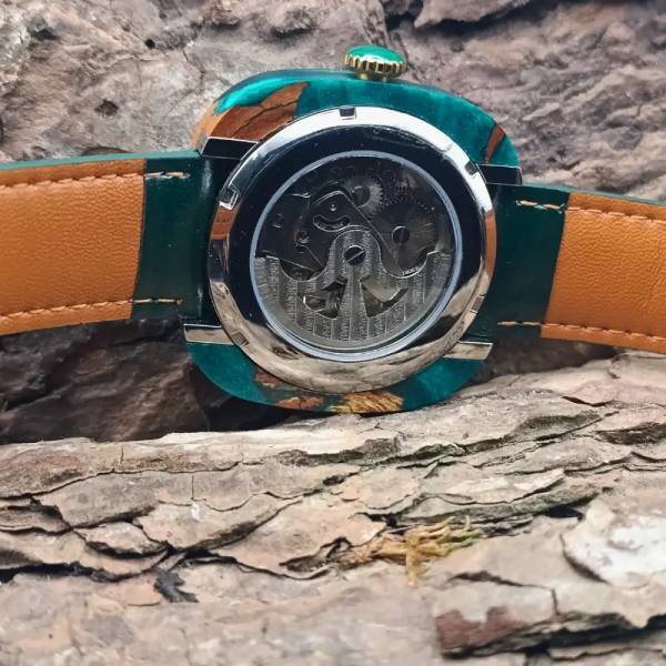 montre en bois automatique carrée vu de dos avec le mécanisme