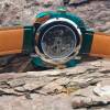 montre en bois automatique carrée vu de dos avec le mécanisme