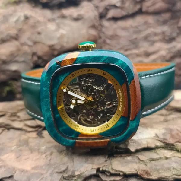 montre en bois en résine carré vu de profil avec bracelet en cuir