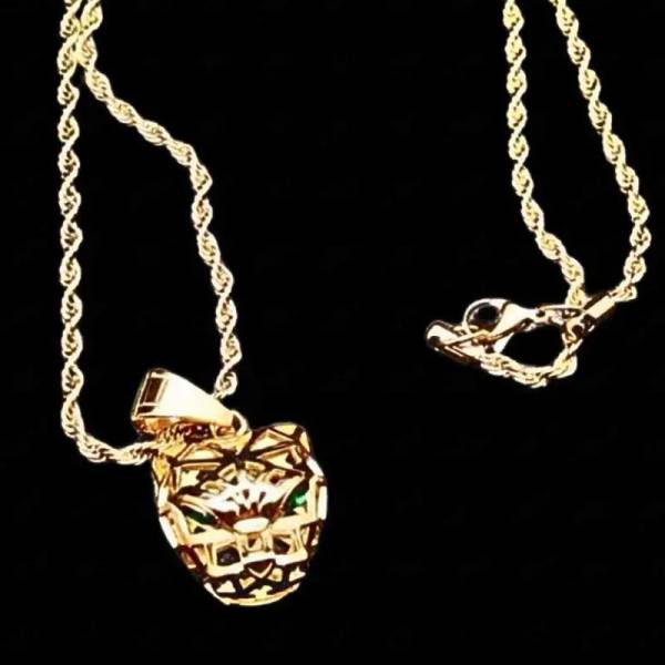 collier panthère royale noire sur une chaine dorée