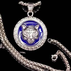 collier avec son médaillon en tigre et son collier